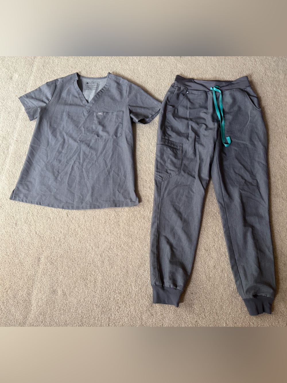 FIGS Graphite Grey Scrub Set (S)-
Catarina One Pocket Top(S),
Zamora Joggers (S)